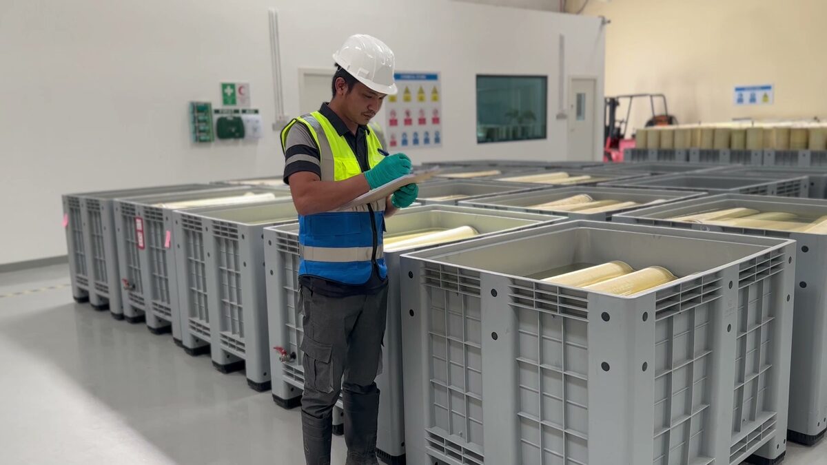 Operator recording incoming elements crate by crate at intake