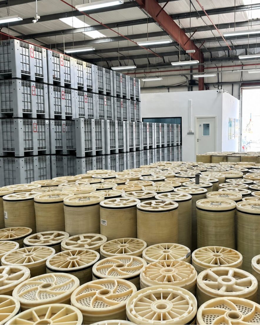 Hundreds of incoming elements standing on the plant floor, intake crates stacked behind